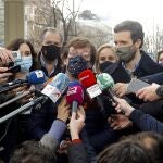 El alcalde de Madrid, José Luis Martínez-Almeida, entre Pablo Casado e Isabel Díaz Ayuso, ayer domingo