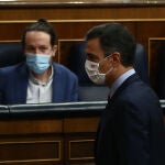 El presidente del Gobierno, Pedro Sánchez, junto con su vicepresidente tercero, Pablo iglesias