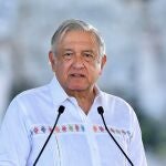 MEX2465. TULUM (MÉXICO), 20/12/2020.- Fotografía cedida por la Presidencia de México del presidente Andrés Manuel López Obrador durante una gira de trabajo en Tulum, estado de Quintana Roo (México). López Obrador anunció este domingo que una empresa del Ejército se encargará de administrar el Tren Maya en el sureste, además de otros aeropuertos de la región y de la capital. EFE/ Presidencia de México/SOLO USO EDITORIAL