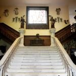 Escalinata de entrada al Pazo de Meirás, con un busto de Franco al final de la escalera