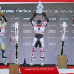 El segundo clasificado, Atle Lie Mcgrath (I) de Noruega, el ganador Alexis Pinturault (C) de Francia y el tercer clasificado Justin Murisier (D) de Suiza celebran en el podio de la carrera de slalom gigante masculino de la Copa del Mundo de Esquí Alpino en Alta Badia (Italia). EFE/EPA/ANDREA SOLERO