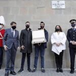 La alcaldesa de Barcelona, Ada Colau (2d), acompañada por los hijos de Juan Miguel Gervilla (3i y 4i), el intendente mayor de la Guardia Urbana de Barcelona, Pedro Velázquez (d) y el regidor del área de Seguridad, Albert Batlle (2i). EFE/ Andreu Dalmau