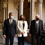 La alcaldesa de Barcelona, Ada Colau, junto al primer teniente de alcalde, Jaume Collboni, y el líder de ERC en el Ayuntamiento de Barcelona, Ernest Maragall.