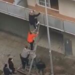 Los vecinos subieron con una escalera desde la calle