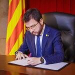 El vicepresidente de la Generalitat, Pere Aragonès, firma el decreto de convocatoria de elecciones para el 14 de febrero.
