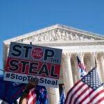 Seguidores del presidente de EEUU, Donald Trump, se manifiestan contra el supuesto fraude electoral del que algunos republicanos aseguran ser víctimas, sin haber presentado pruebas de ello. (Foto de ARCHIVO)14/11/2020
