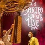 Colocación de las bolas hoy lunes en el Teatro Real, en Madrid.