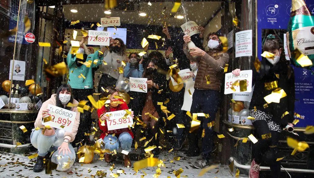 Loteros de la administración de "Doña Manolita" de Madrid festejan haber vendido décimos del premio gordo que ha recaído en el número 72.897