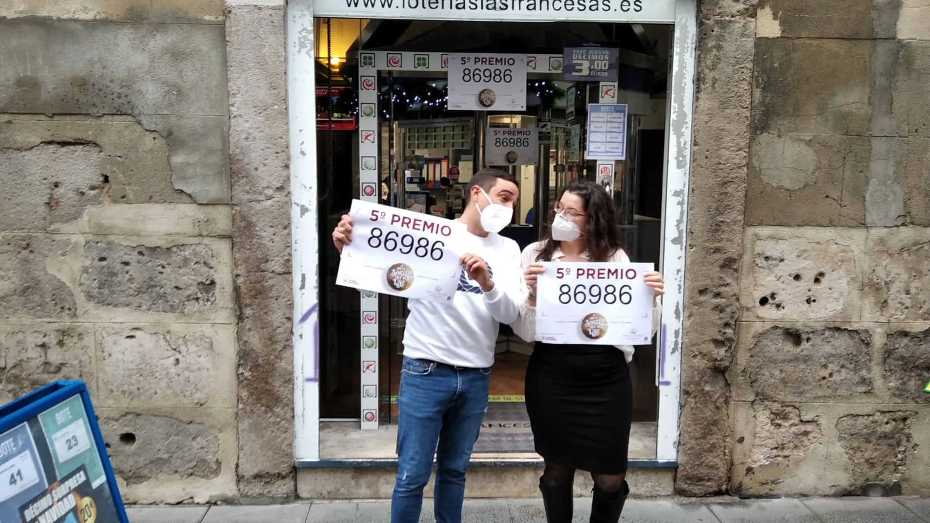 Administración de la lotería de Navidad en la calle Santiago de Valladolid, donde ha tocado un quinto premio