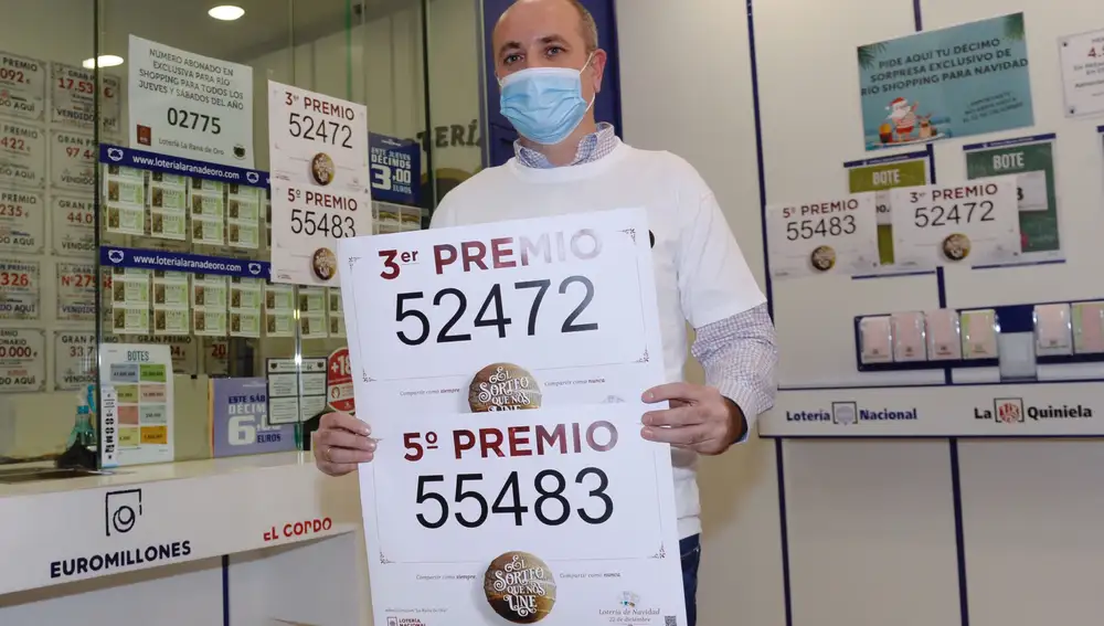 Luis Vázquez, propietario de la administración número 2 de Arroyo de la Encomienda (Valladolid), muestra los números 52472 y 55483, tercer y quinto premio de la lotería de Navidad de este año.EFE/Nacho Gallego