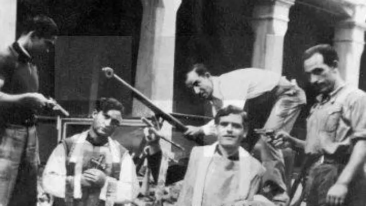 Miliciano tras la profanación de una Iglesia