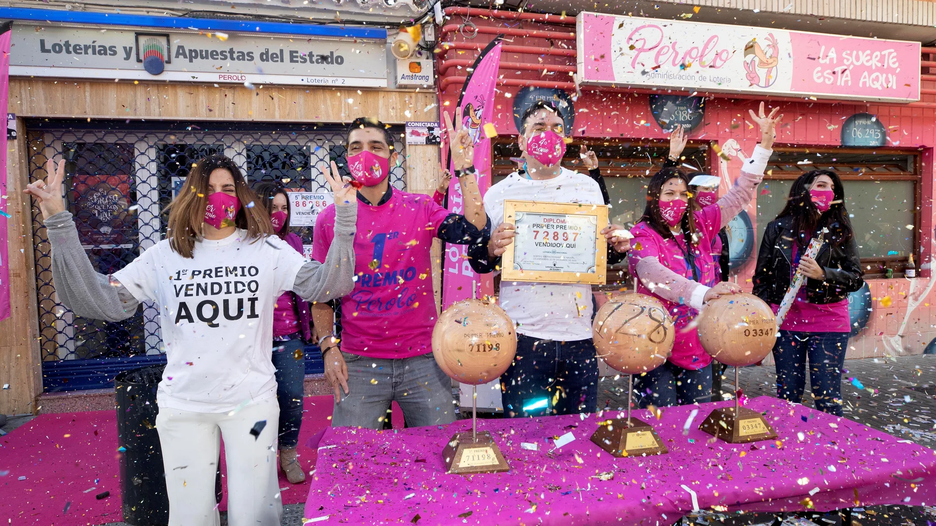GRAF235 SAN PEDRO DEL PINATAR, (MURCIA), 20/12/2020.- El gerente de la administración número 2 de lotería de San Pedro del Pinatar Miguel Ángel Zapata mostraba su alegría junto a sus empleados tras vender cinco premios este martes en el sorteo de la lotería de Navidad de 2020. EFE/Marcial Guillén