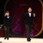 Dos de los niños de la residencia de San Ildefonso, Alonso Dávalos Durán (i) y Samuel Dávalos Durán (d) cantan dos de los quintos premios de la Lotería de Navidad, el `19371´ y el `49.760´ durante la celebración del Sorteo Extraordinario de la Lotería de Navidad 2020 en el Teatro Real de Madrid (España), a 22 de diciembre de 2020.