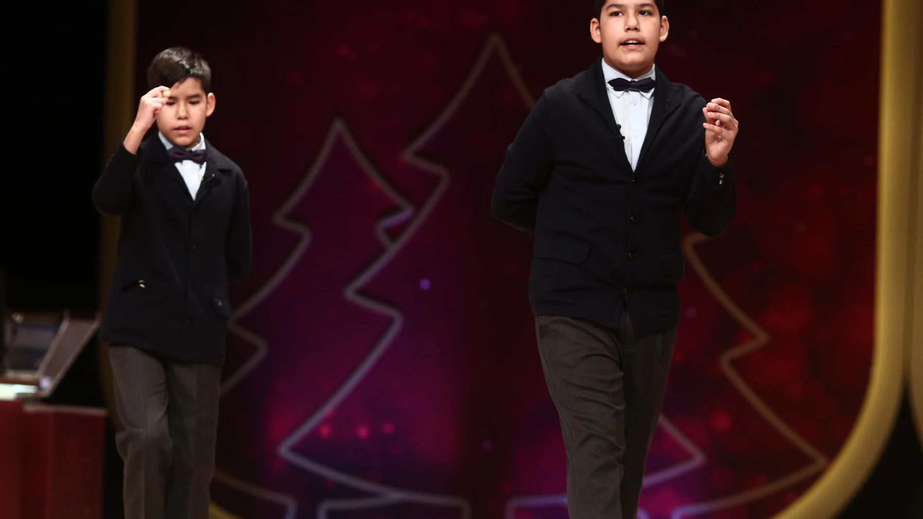 Dos de los niños de la residencia de San Ildefonso, Alonso Dávalos Durán (i) y Samuel Dávalos Durán (d) cantan dos de los quintos premios de la Lotería de Navidad, el `19371´ y el `49.760´ durante la celebración del Sorteo Extraordinario de la Lotería de Navidad 2020 en el Teatro Real de Madrid (España), a 22 de diciembre de 2020.