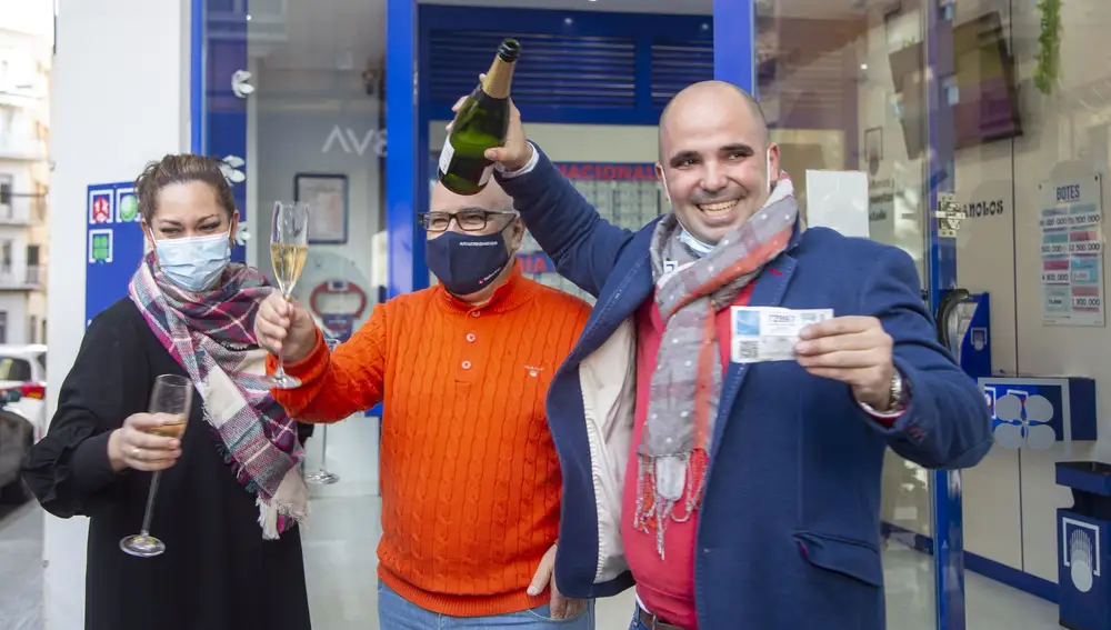 Administración de lotería 'Los Manolos' de Salamanca, donde se ha repartido un décimo del Gordo