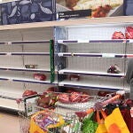 Estantes vacíos de alimentos frescos en una supermercado de Londres tras el cierre del puerto de Dover por la nueva cepa