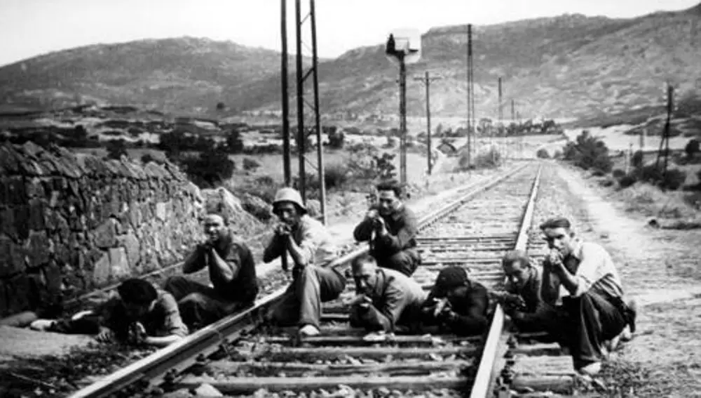 Milicianos cortando una vía de ferricarril