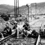 Milicianos cortando una vía de ferricarril