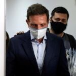 El alcalde de Río de Janeiro, Marcelo Crivella, camina al interior de la comisaría de Policía