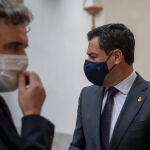 El presidente de la Junta de Andalucía, Juanma Moreno, al fondo