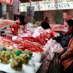 GRAFCVA652. VALENCIA, 23/12/2020.- Vista general de un puesto de pescados y mariscos en el Mercado Central de Valencia. EFE/Kai Försterling