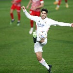 Marco Asensio trata de controlar la pelota durante el partido entre el Real Madrid y el Granada