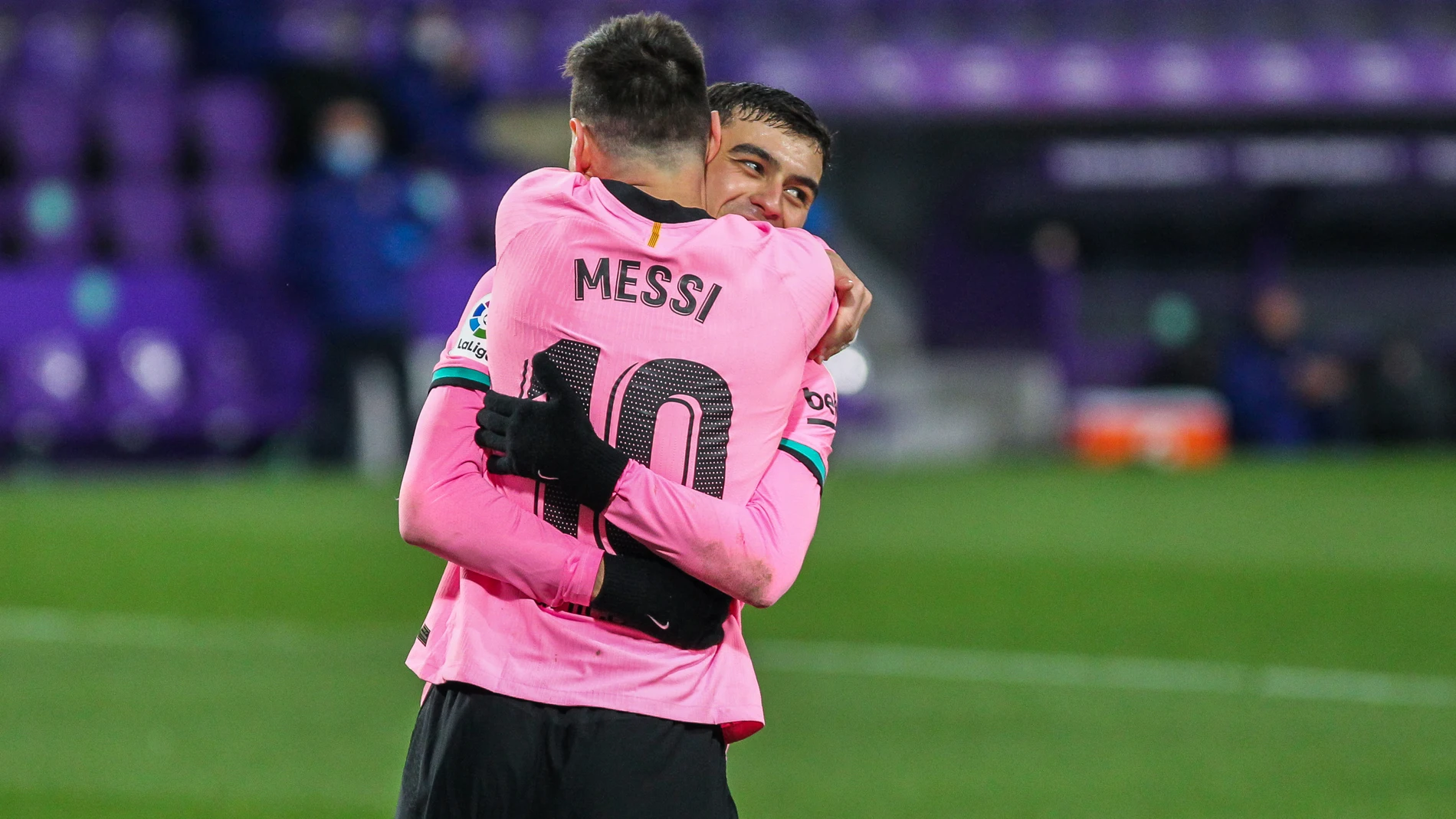 Messi se abraza a Pedri, el gran socio que ha encontrado este año en el Barcelona