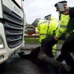 Pese a que Francia ha reabierto la frontera, prosiguen las colas kilométricas ante la obligación de que los transportistas se sometan a una PCR.