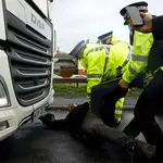 Pese a que Francia ha reabierto la frontera, prosiguen las colas kilométricas ante la obligación de que los transportistas se sometan a una PCR.