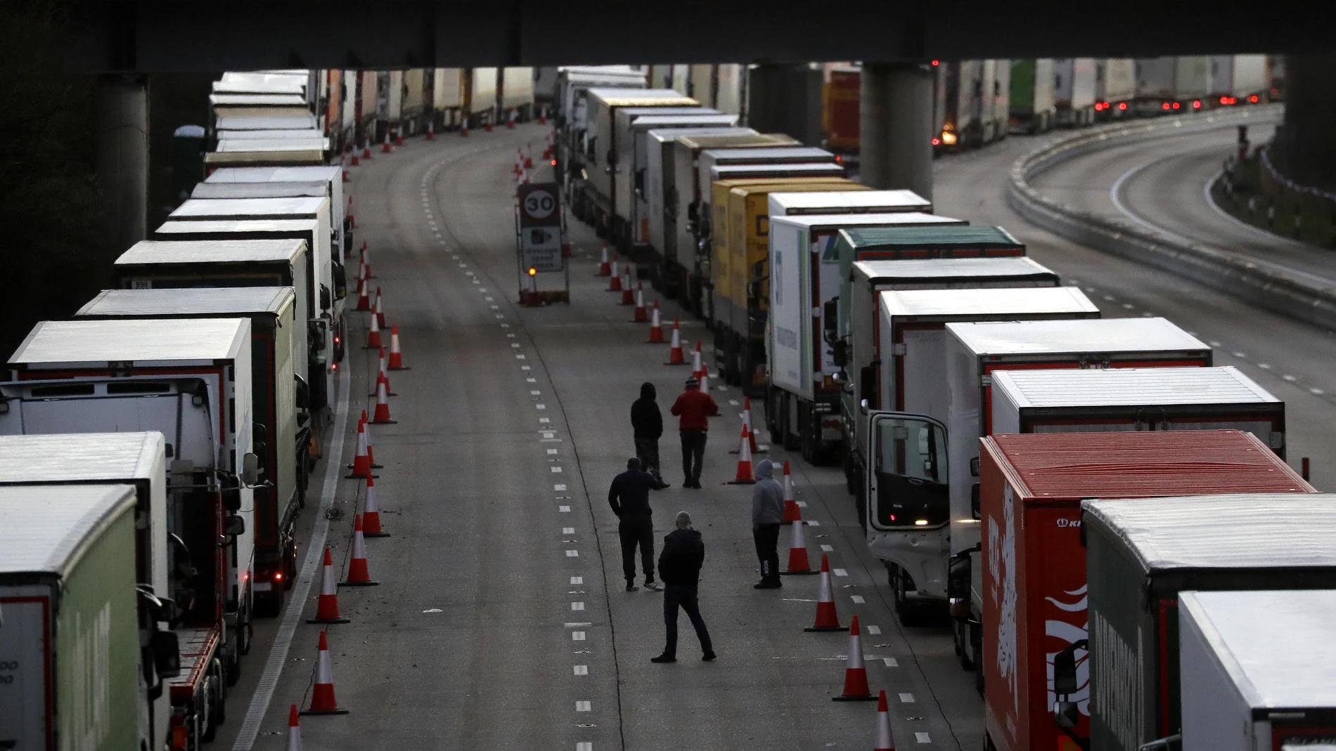 Transportistas esperan para poder cruzar con sus mercancías el canal de la Mancha en Ashford, Kent en Navidad.