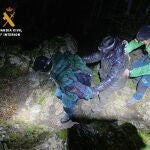 SANTANDER, 25/12/2020.- Los equipos de rescate han localizado en la madrugada de este viernes a una familia madrileña, con un niño de seis años, que se había perdido mientras realizaba una ruta de Linto, entre Arredondo y San Roque de Riomiera, y que ha aparecido en buen estado a pesar de permanecer gran parte de la noche a la intemperie con frío y nieve. EFE/Guardia Civil -SOLO USO EDITORIAL/SOLO DISPONIBLE PARA ILUSTRAR LA NOTICIA QUE ACOMPAÑA-