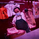 La OCU ha recibido quejas por parte de los consumidores porque la persona que les ha atendido en el mercado no llevaba guantes.