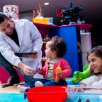 Un técnico de AIJU testa algunos juguetes con los más pequeños