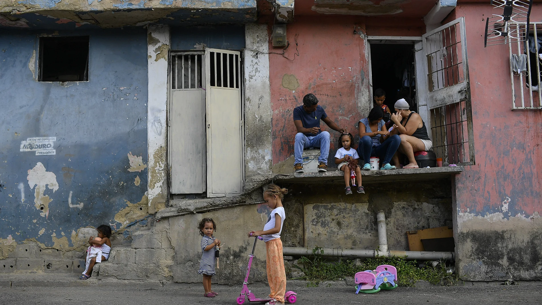 Niños con sus familiares en una barriada en el barrio de Pétare en Caracas