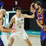 Mirotic se dispone a pasar el balón a Calathes ante la defensa de Deck