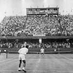 Manolo Santana, en la final de la Davis de 1967 ante Australia