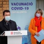 El vicepresidente y presidente en funciones de la Generalitat, Pere Aragonès, y la consellera de Salud, Alba Vergés, atienden a los medios tras la vacunación en la residencia Feixa Llarga