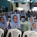 ES7006. SAN SALVADOR (EL SALVADOR), 27/12/2020.- Integrantes del partido oficialista Gran Alianza por la Unidad Nacional (GANA) participan en un acto de campaña hoy, en su sede centra en San Salvador (El Salvador). Los candidatos a diputados para los 84 curules de la Asamblea Legislativa de El Salvador comenzaron oficialmente este domingo la campaña para las elecciones del 28 de febrero de 2021, aunque algunos aspirantes han realizado actividades proselitistas por adelantado a pesar de saber que es ilegal. EFE/MIGUEL LEMUS