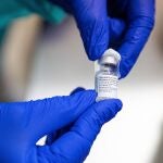 Un trabajador de la salud sostiene una vacuna de Pfizer-BioNTech contra la Covid-19 durante el primer día de su administración, en el hospital de la facultad en Nitra, Eslovaquia.