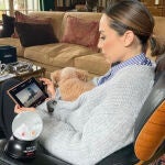 Tamara Falcó viendo una película de Netflix este domingo en casa.