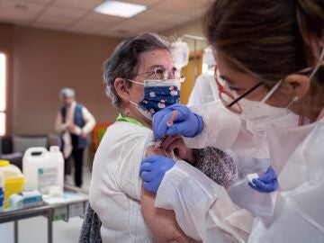 Residentes y trabajadores de la Residencia Domusvi de Alcal&aacute; de Henares recib&iacute;an ayer la primera dosis de la vacuna contra el Covid19