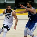 Marc Gasol defiende a Ricky Rubio en el partido entre Los Ángeles Lakers y Minnesota Timberwolves.