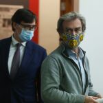 El exministro de Sanidad, Salvador Illa (i), y el director del Centro de Coordinación de Alertas y Emergencias Sanitarias del Ministerio de Sanidad, Fernando Simón, en una imagen de archivo