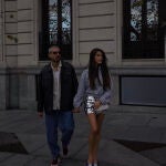 Violeta Mangriñán y la minifalda de lentejuelas de Zara perfecta para llevar con sudadera.