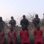 Captura de un vídeo difundido por el Estado Islámico momentos antes de asesinar a varios cristianos