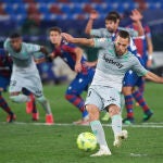  El Levante pasó de la goleada a pedir la hora ante un endeble Betis (4-3)