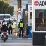 Policías de España (d) y Gibraltar (i), en el paso fronterizo en La Línea de la Concepción