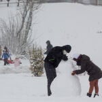 Imagen de archivo de varias personas disfrutando de la nieve en la parroquia de O Cebreiro, en Lugo