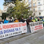 La plataforma de pensionistas indignados de Madrid se concentró ayer frente al Congreso