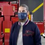 El capitán de la selección española de fútbol, Sergio Ramós en una imagen del vídeo cuando fue a visitar a las Fuerzas Armadas